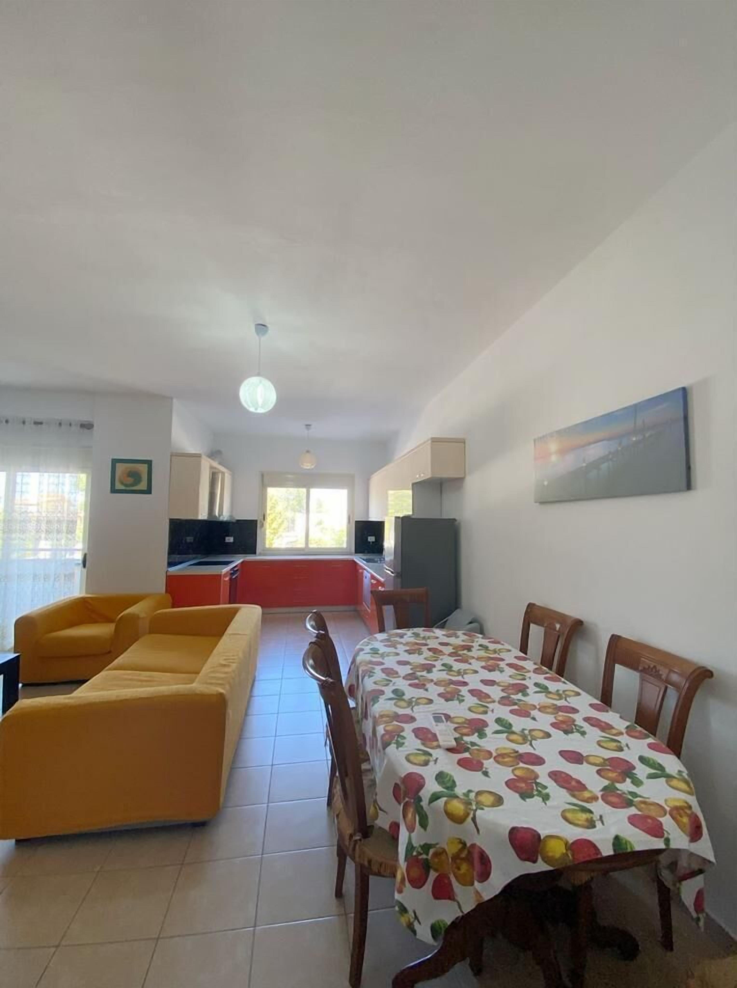 Een koelkast/vriezer, een magnetron, een oven, een kookplaat