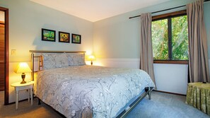 3 chambres, bureau, fer et planche à repasser, lit parapluie