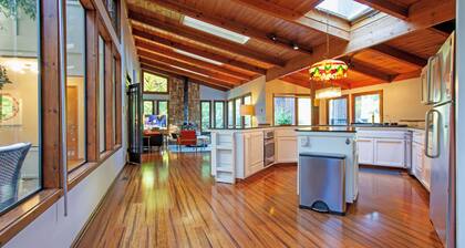 Riverfront 3 Bed 2 1/2 Bath, Woodstove, HOT TUB, Private Beach, Kayaks+ Pets OK