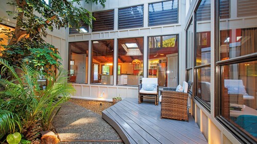 True North: Riverfront 3 Bed 2.5 Bath, Hot Tub, Private Beach, Boats, + Pets OK