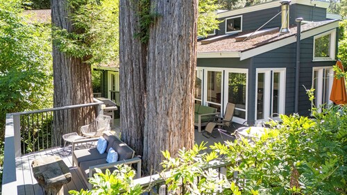 True North: Riverfront 3 Bed 2.5 Bath, Hot Tub, Private Beach, Boats, + Pets OK