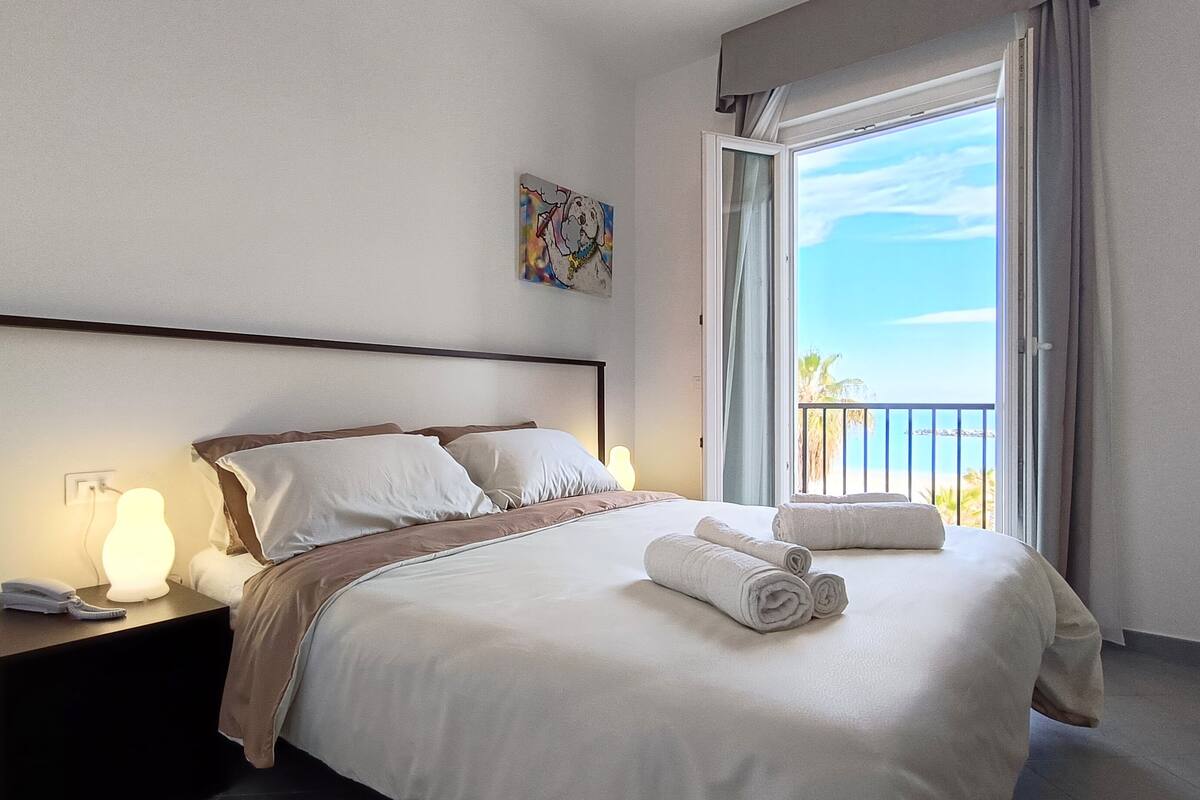 Phòng Suite Superior, ban công, quang cảnh bãi biển | Két bảo mật tại phòng, màn/rèm cản sáng