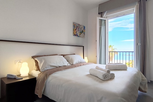 Superior Suite, Balcony, Beach View | Peti besi dalam bilik, langsir/tirai gelap terus, Wi-fi percuma
