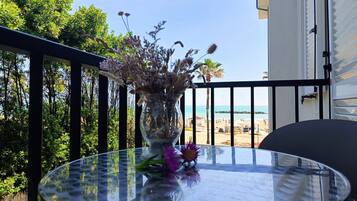 Studio, eingeschrÀnkter Meerblick | Zimmersafe, VerdunkelungsvorhÀnge, kostenloses WLAN