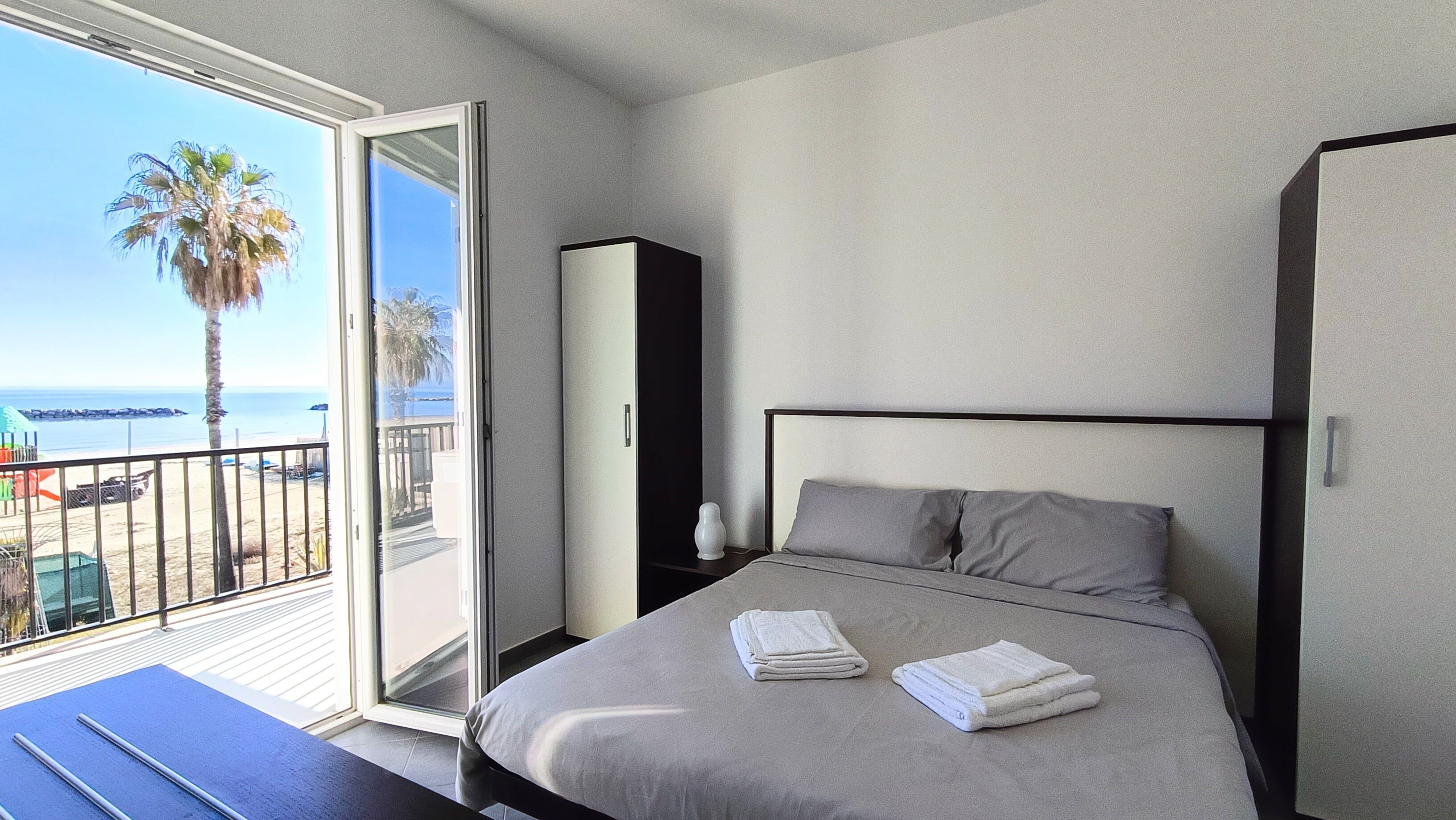 สแตนดาร์ดอพาร์ทเมนท์, ระเบียง, วิวชายหาด | ตู้นิรภัยในห้องพัก, ผ้าม่านกันแสง, Wi-Fi ฟรี