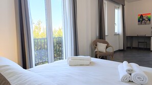 Chambre Deluxe double ou avec lits jumeaux, balcon, vue sur la plage | Coffre-fort, rideaux d’obscurcissement, accès au Wi-Fi (inclus)
