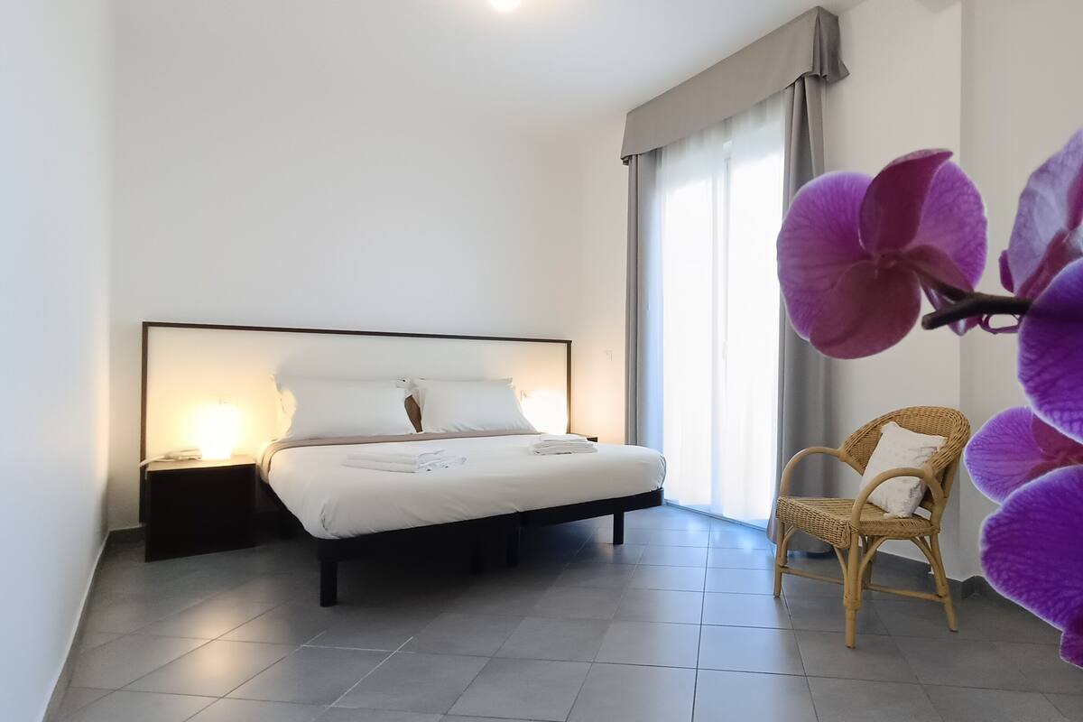 In-room safe, blackout drapes, WiFi (free)