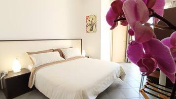 Camera con letto matrimoniale o 2 letti singoli, balcone, vista spiaggia | Una cassaforte in camera, tende oscuranti, Wi-Fi gratuito