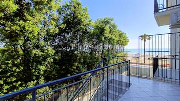 Appartamento, vista mare parziale | Una cassaforte in camera, tende oscuranti, Wi-Fi gratuito