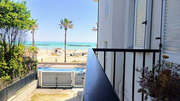 Studio, vue partielle sur la mer