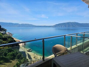 Luksushuoneisto, parveke, merinäköala | Parveke