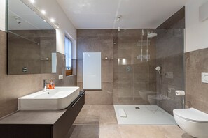 Shower, hair dryer, towels - 175A Panoramic Apartment 24 (Ortisei)