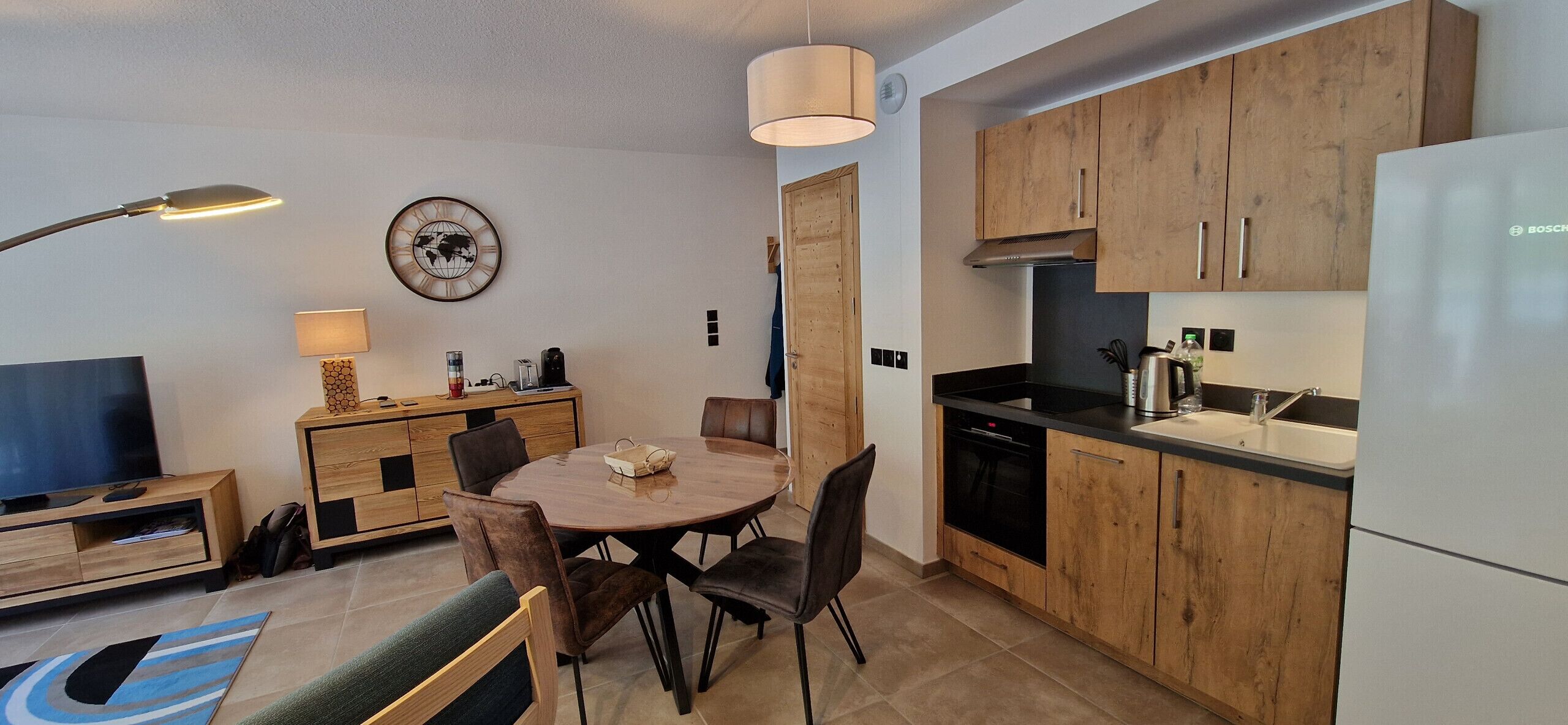 Een koelkast, een oven, een vaatwasser, een koffiezetapparaat/waterkoker
