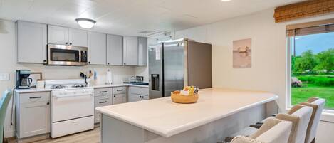 Réfrigérateur, four à micro-ondes, un four, surface de cuisson