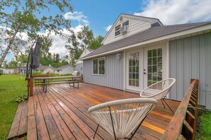 Outdoor dining - Twilight Cove: Crisp Air, Colorful Leaves & Lakeside Tranquility (Trufant)