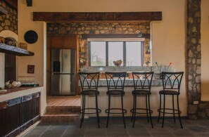 Horno, lavavajillas, cafetera o tetera y utensilios de cocina