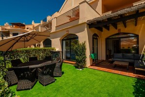 Outdoor dining - Modern apt. in Puerto Banús with garden, pool & near the beach, Marbella (Nueva Andalucía)