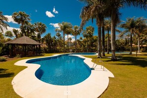 Indoor pool, a heated pool - Modern apt. in Puerto Banús with garden, pool & near the beach, Marbella (Nueva Andalucía)