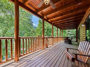 Terrace/patio - Hot Tub, Fiber-optic WiFi, Pool Table, Playground, EV charger. Cozy Log Cabin. (Waynesville)