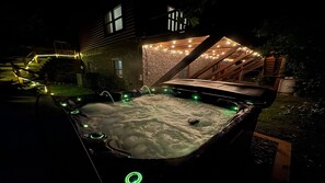 Outdoor spa tub - Hot Tub, Fiber-optic WiFi, Pool Table, Playground, EV charger. Cozy Log Cabin. (Waynesville)