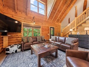 Smart TV, fireplace, video games, ping pong - Hot Tub, Fiber-optic WiFi, Pool Table, Playground, EV charger. Cozy Log Cabin. (Waynesville)