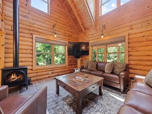Smart TV, fireplace, video games, ping pong - Hot Tub, Fiber-optic WiFi, Pool Table, Playground, EV charger. Cozy Log Cabin. (Waynesville)