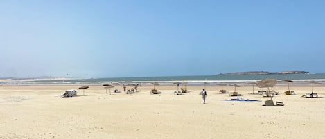 På stranden