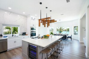 Réfrigérateur, micro-ondes, plaque de cuisson, lave-vaisselle