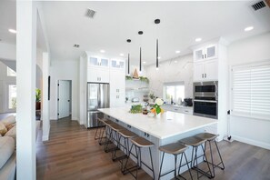 Fridge, microwave, stovetop, dishwasher