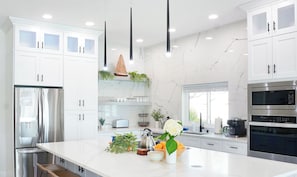 Fridge, microwave, stovetop, dishwasher - 474 Luxury Waterfront Escape – Theater Room, Heated Pool, Chef's Kitchen & Stunning Views (Indian Rocks Beach)