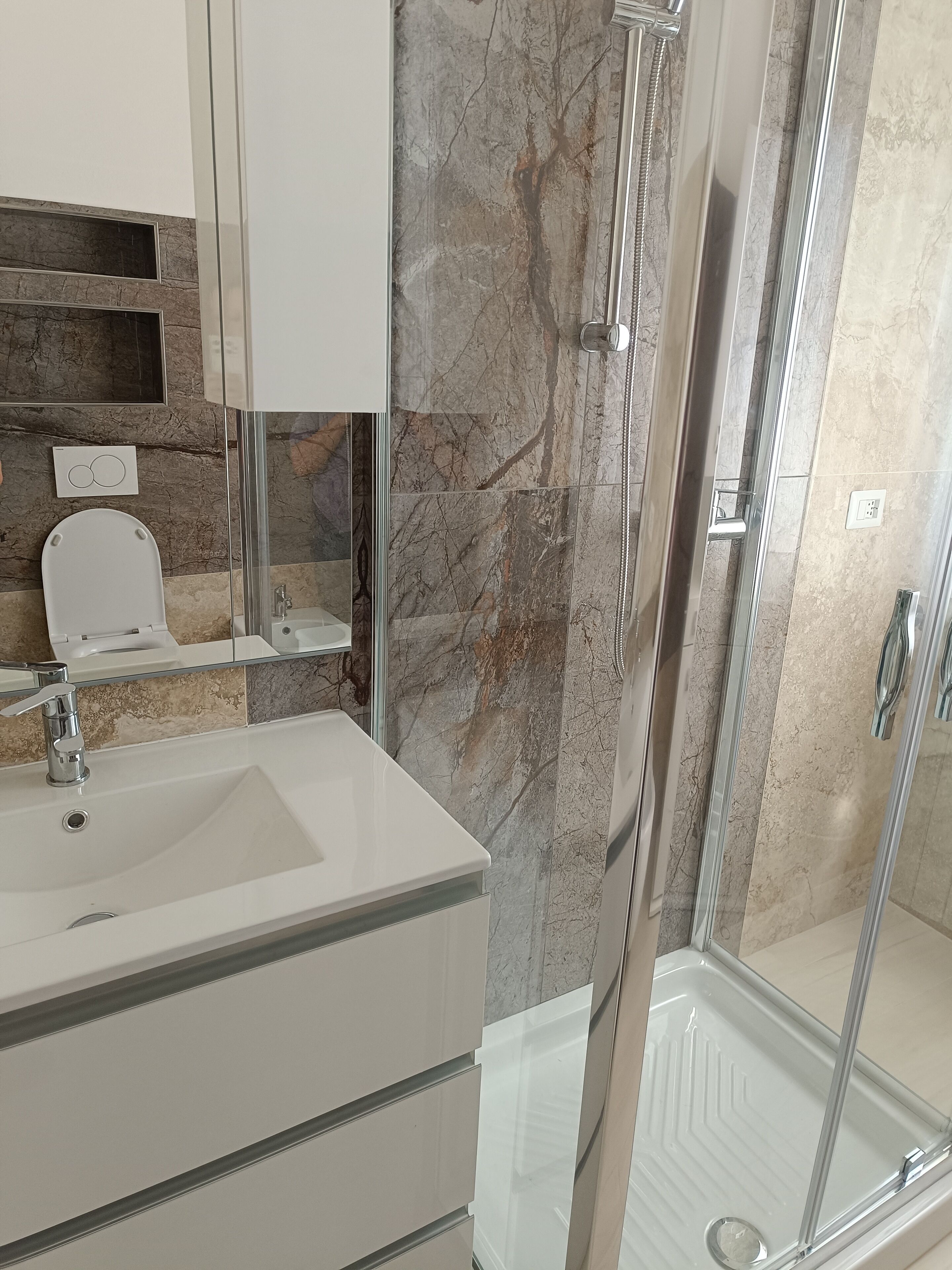Shower, hair dryer, bidet, towels