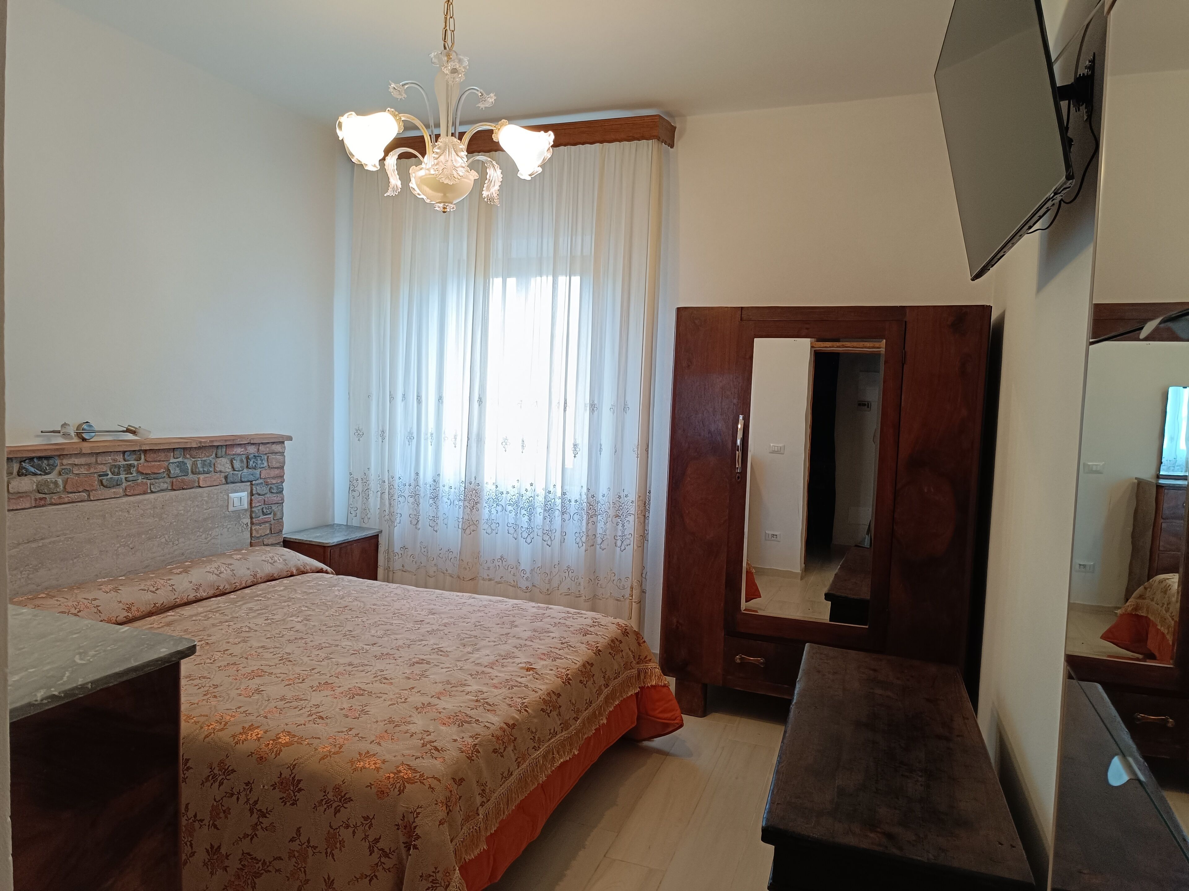 1 slaapkamer, een bureau, een strijkplank/strijkijzer, gratis wifi