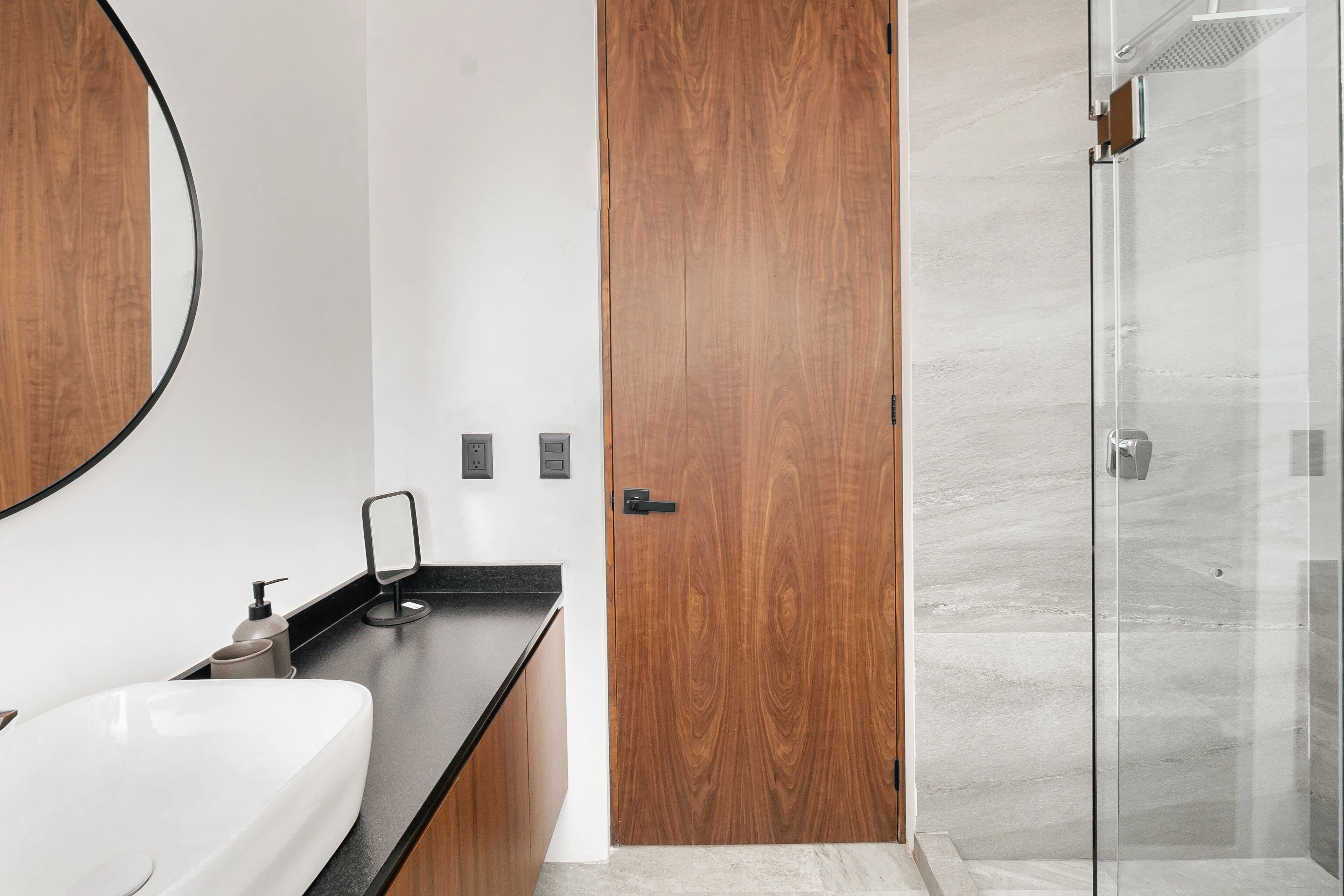 Appartamento Deluxe, vista città | Bagno | Doccia, soffione a pioggia, asciugacapelli, asciugamani
