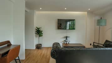 Departamento Deluxe, vista a la ciudad | Área de sala de estar | Televisión de pantalla plana, Netflix y servicios de streaming