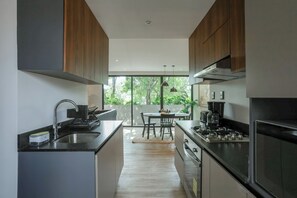 Deluxe Apartment, City View | Private kitchen | Full-sized fridge, microwave, oven, stovetop - Cómodo departamento 2B (Mexico City)