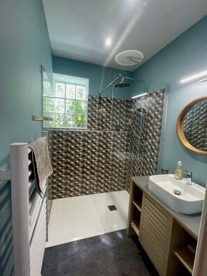 Dusche, Haartrockner, Handtücher, Seife