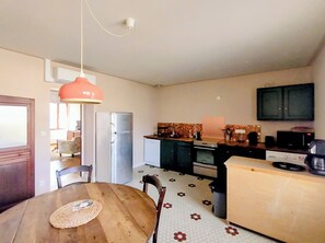 Réfrigérateur, micro-ondes, four, plaque de cuisson