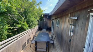 Ocean Dwelling 1BR w/PKG+WiFi+Balcony+Pool Unit 1411 | Desk, laptop workspace, bed sheets - Ocean Colony Beach and Tennis Club (Amagansett)