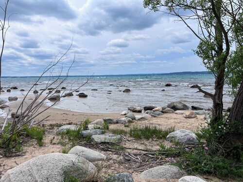 Walk to the Beach, Minutes to Horse Shows - Creekside Cottage