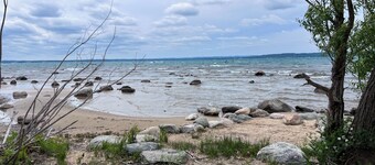 Walk to the Beach, Minutes to Horse Shows - Creekside Cottage