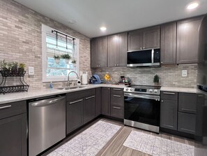 Réfrigérateur, four, plaque de cuisson, lave-vaisselle