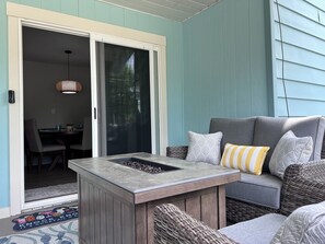 Terrace/patio - Walk to the Beach, Minutes to Horse Shows - Creekside Cottage (Acme)