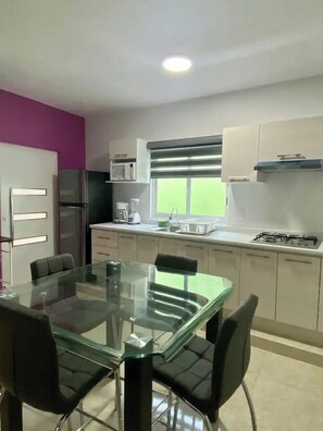 Apartment, Multiple Beds, Kitchen, Tower | Dining room - Lomas Altas Tonala Céntrico 2 (Tonalá)