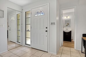 Interior - Charming 2-bedroom/2.5 bath home, steps from ocean in enjoyable Melbourne Beach. (Melbourne Beach)