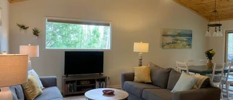 Smart TV, libros, estéreo