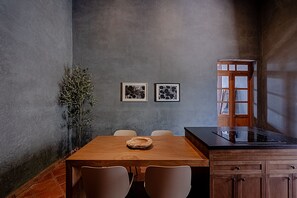Luxury-Studiosuite, Blick auf den Innenhof | Wohnbereich | Fernseher