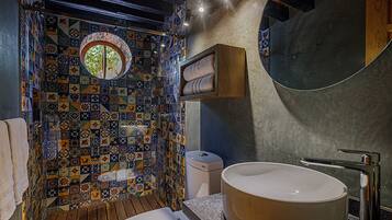 Luxury Studio Suite, Courtyard View | Bathroom | Shower, free toiletries, hair dryer, towels