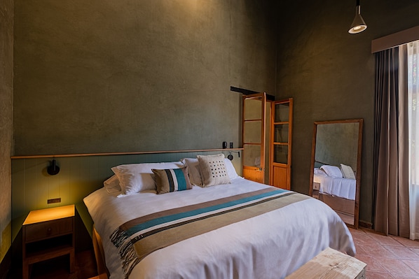 In-room safe, desk, laptop workspace, blackout curtains - Veinticinco20h (Querétaro)