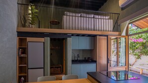 Una cucina moderna con zona pranzo, una libreria a incasso e vista sul giardino.