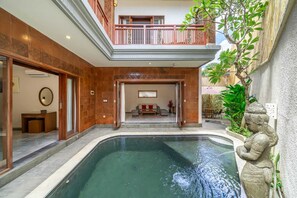 Villa – superior, hageutsikt | Oppholdsområde | Smart-TV